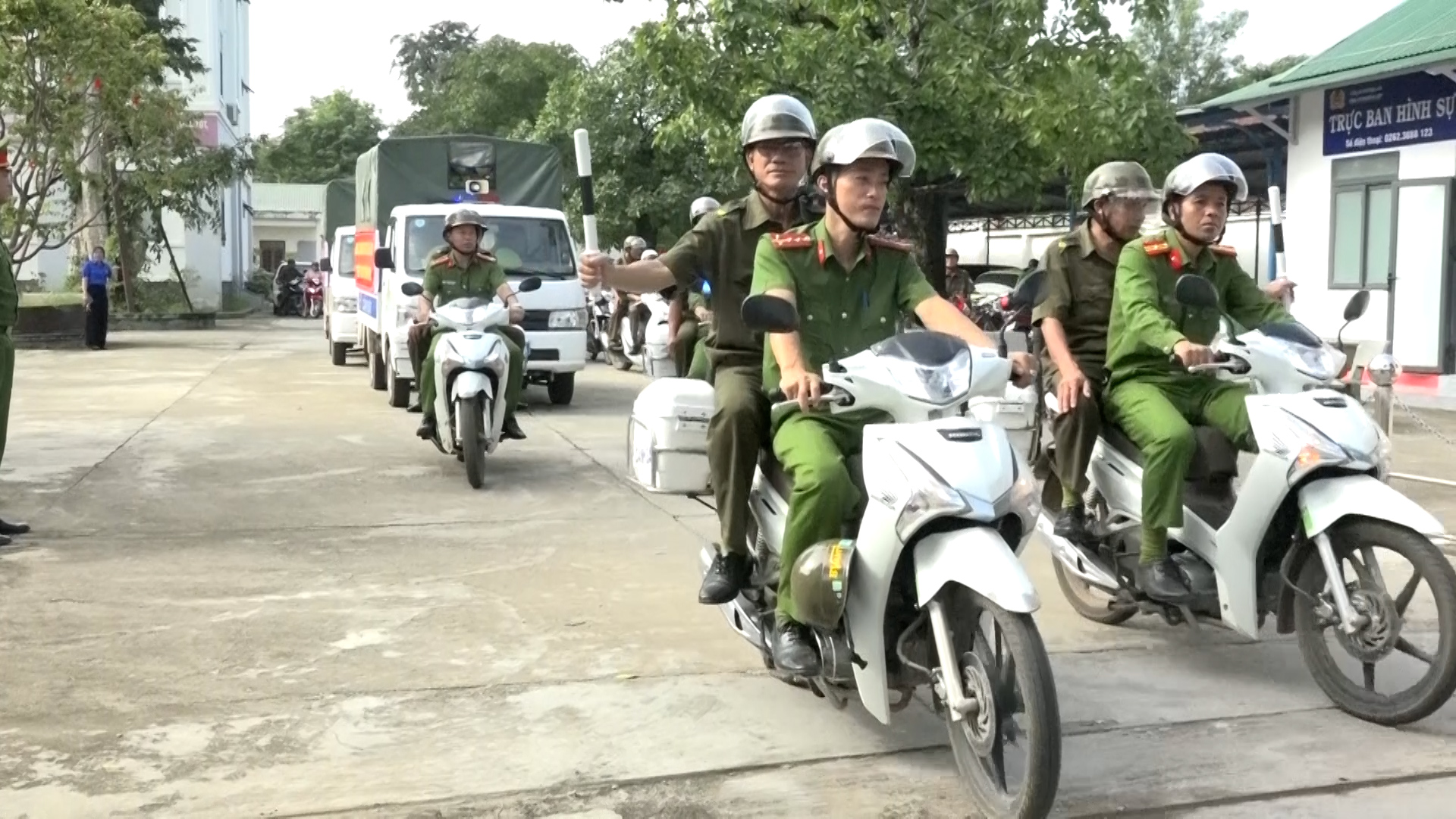 RA QUÂN TỘI PHẠM.mp4.00_03_09_24.Still001
